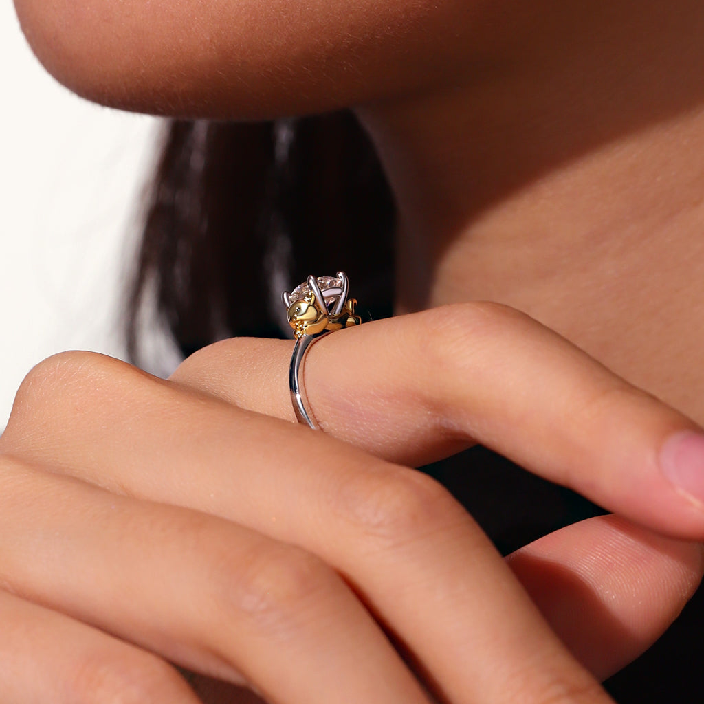 Gnoce Playful Golden Pig Embraces Moissanite Round Cut Ring_9