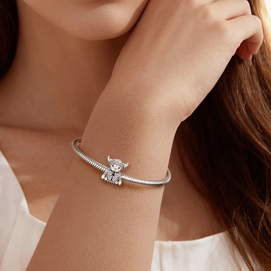 Gnoce Highland Cow Embraces Four Babies Charm_2