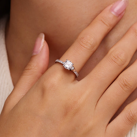 Gnoce Peanuts Snoopy Carrying Moissanite Round Cut Ring_2