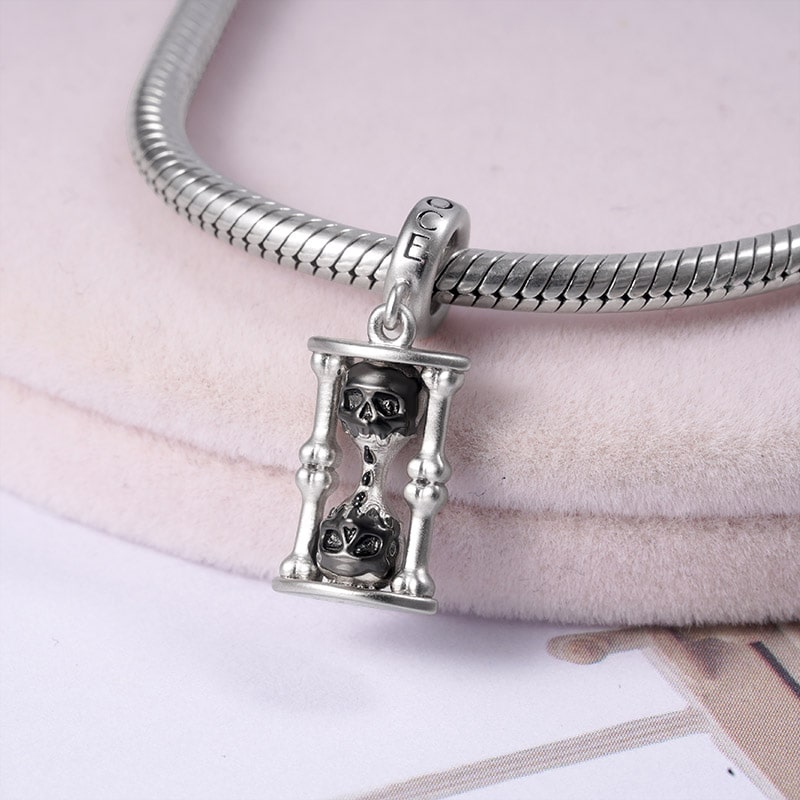 Gnoce Skull Hourglass Charm_2