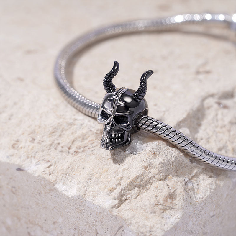 Gnoce Two Tone Skull with Horns Charm_2