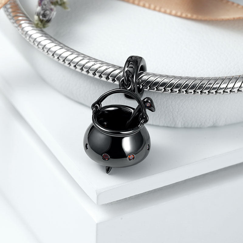 Gnoce Witch Cauldron Charm_2