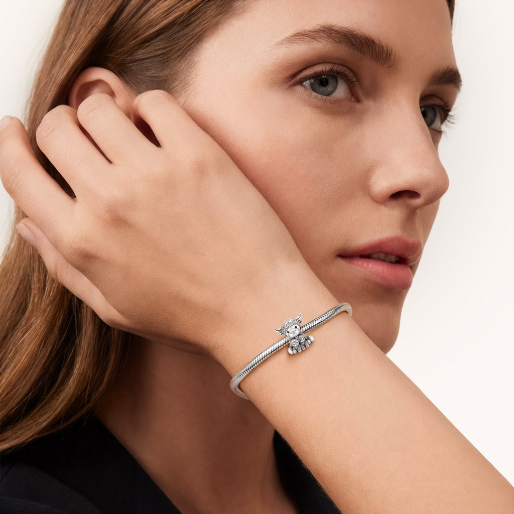 Gnoce Highland Cow Embraces Babies Charm_4