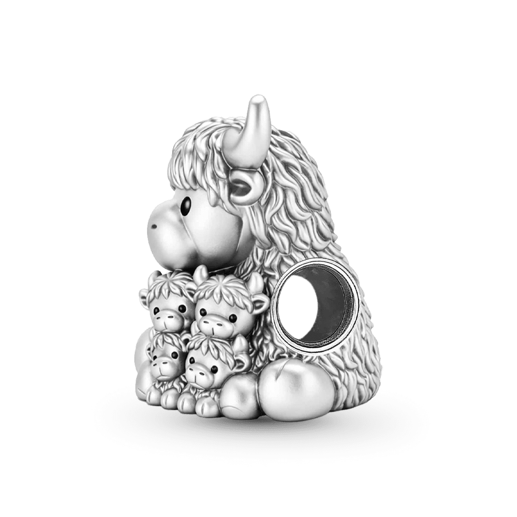 Gnoce Highland Cow Embraces Four Babies Charm_5